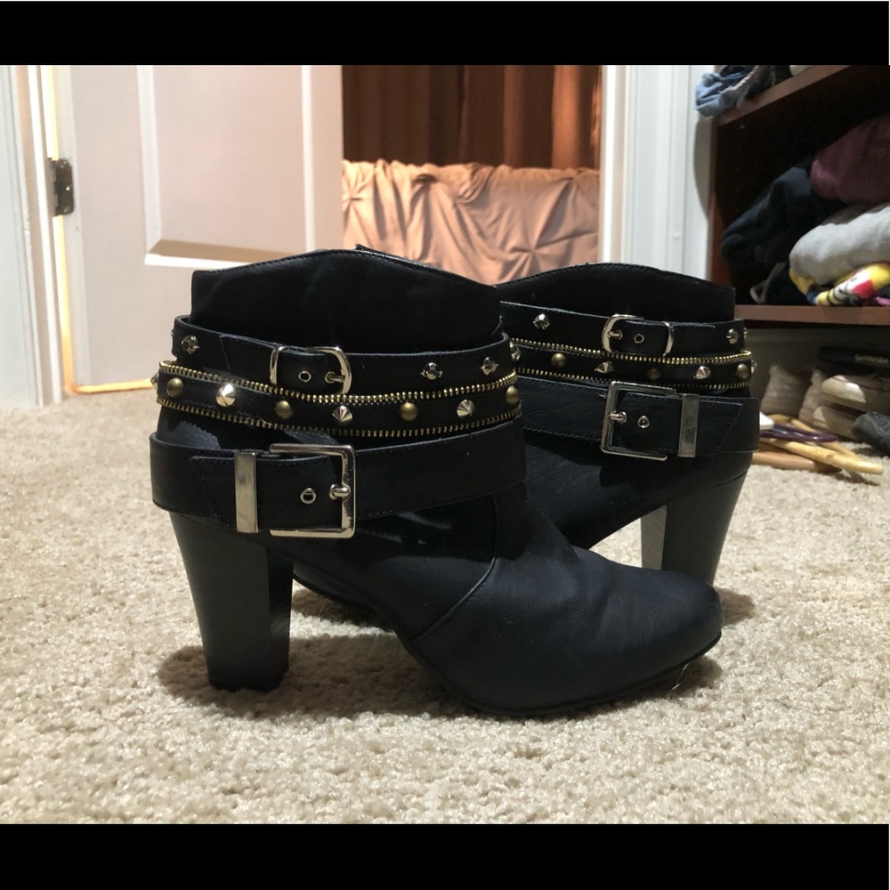 Kolhs (Jennifer Lopez) short studded boots